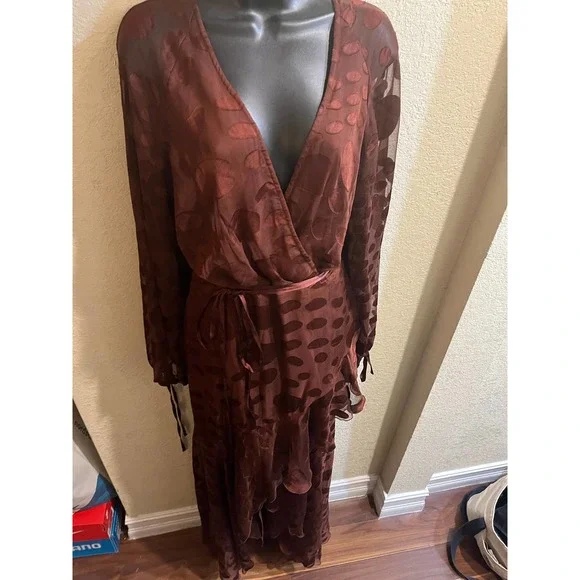 ASOS DESIGN Tall brown satin jacquard warped dot wrap maxi dress with tie waist - Picture 3 of 15